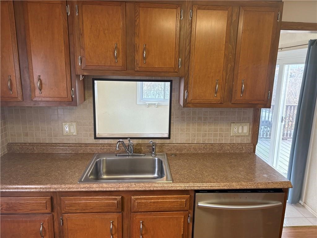 357 Chapmans Avenue Warwick, RI 02886 - Photo 10 of 24 Kitchen