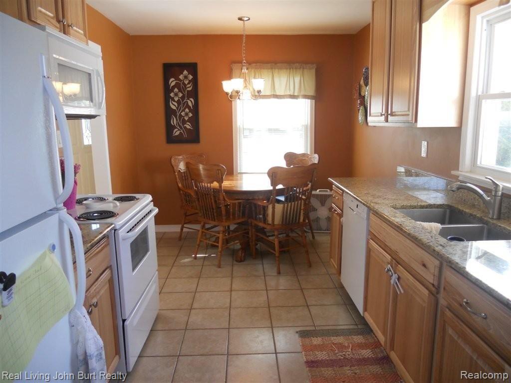 682 Pleasant Ridge Lake Orion, MI 48362 - Photo 4 of 21 Updated Kitchen