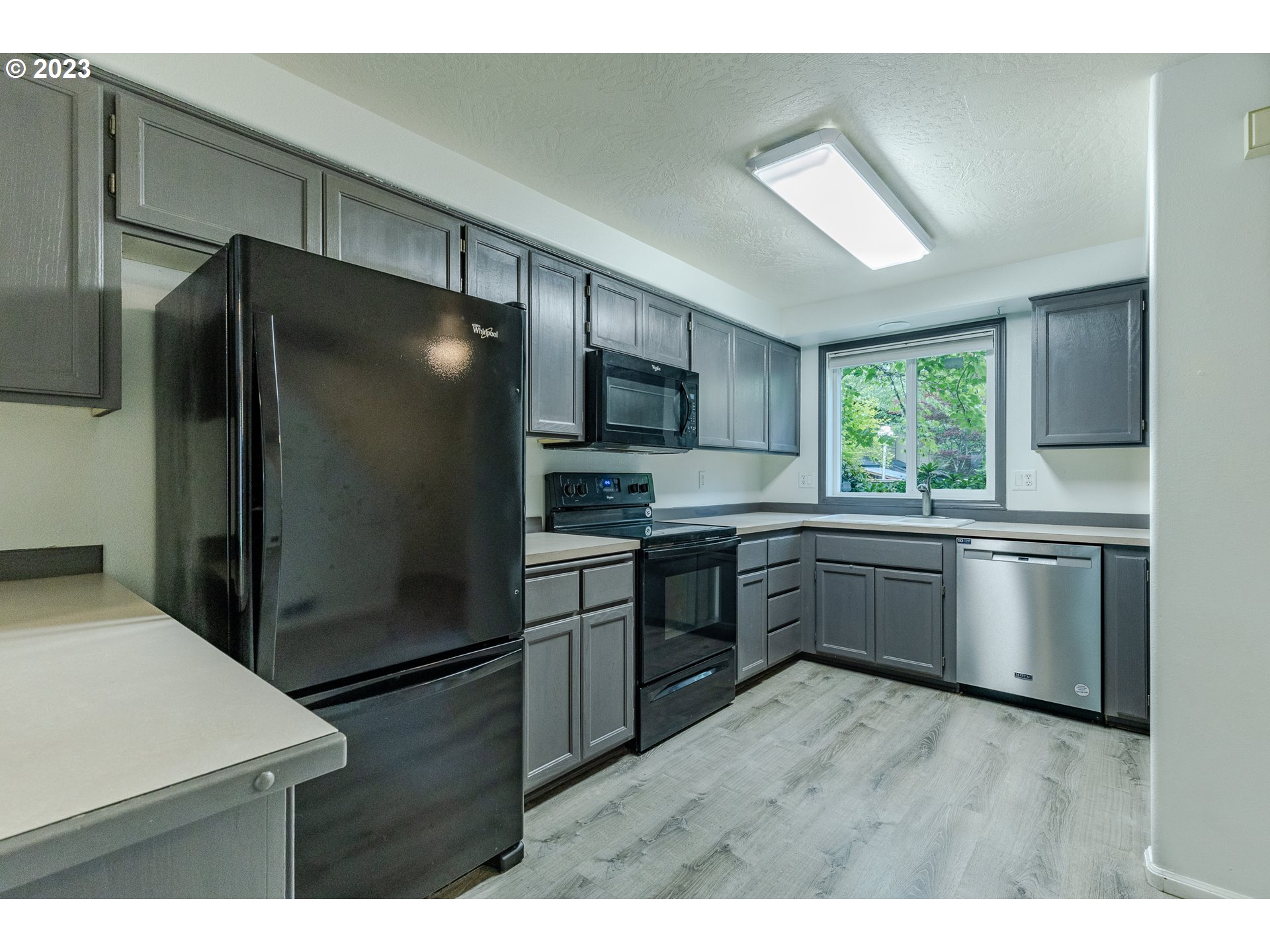 1632 Fetters Loop Eugene, OR 97402 - Photo 4 of 24 Gallery Image 4