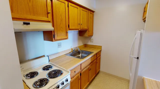 $905 | 26377 Ryan Road, Warren, MI 48091