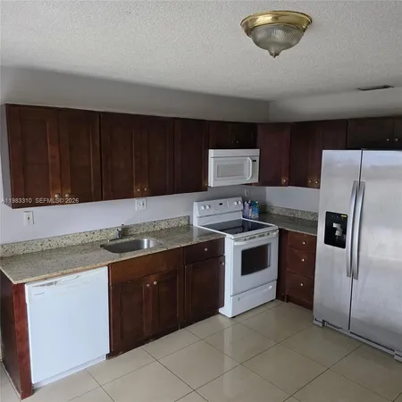 $2,600 | 2570 Northeast 192 Street, Unit 2, Miami, FL 33180