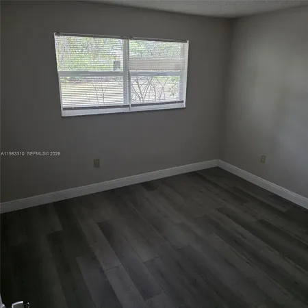 $2,600 | 2570 Northeast 192 Street, Unit 2, Miami, FL 33180