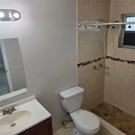 $2,600 | 2570 Northeast 192 Street, Unit 2, Miami, FL 33180