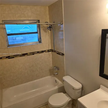 $2,600 | 2570 Northeast 192 Street, Unit 2, Miami, FL 33180