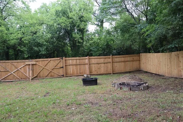 a view of a backyard