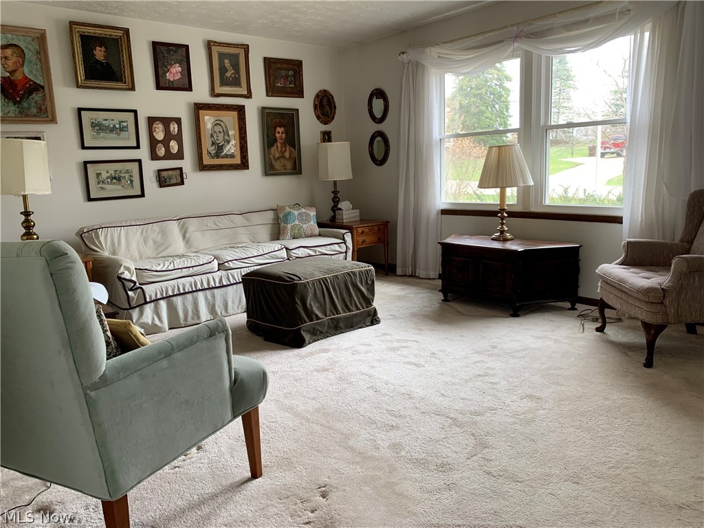 3303 Wright Road Northwest Uniontown, OH 44685 - Photo 2 of 10 Living Room