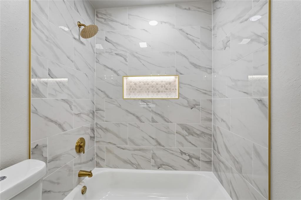 5514 Round Rock Road Garland, TX 75044 - Photo 23 of 37 a bathroom with a bathtub