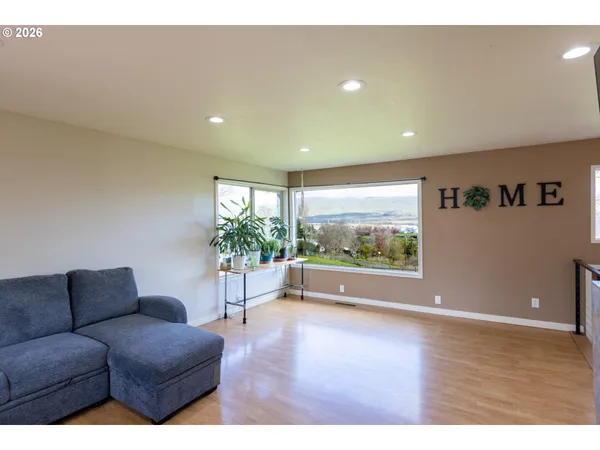 $572,000 | 3302 Old Dufur Road, The Dalles, OR 97058