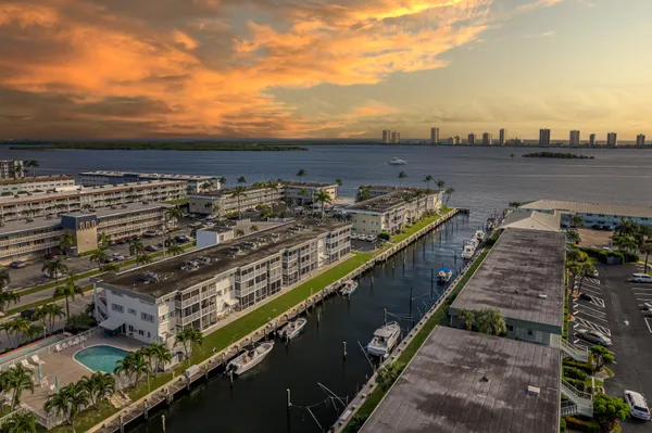 $219,600 | 112 Doolen Court, Unit 302, North Palm Beach, FL 33408