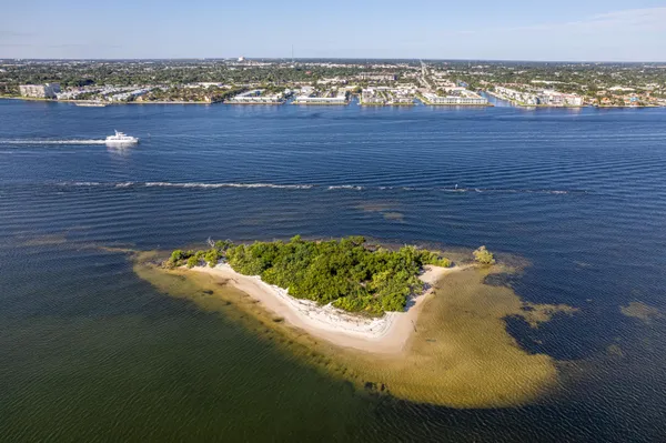 $219,600 | 112 Doolen Court, Unit 302, North Palm Beach, FL 33408