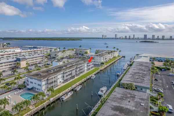 $219,600 | 112 Doolen Court, Unit 302, North Palm Beach, FL 33408