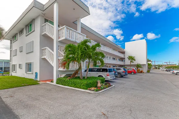 $219,600 | 112 Doolen Court, Unit 302, North Palm Beach, FL 33408