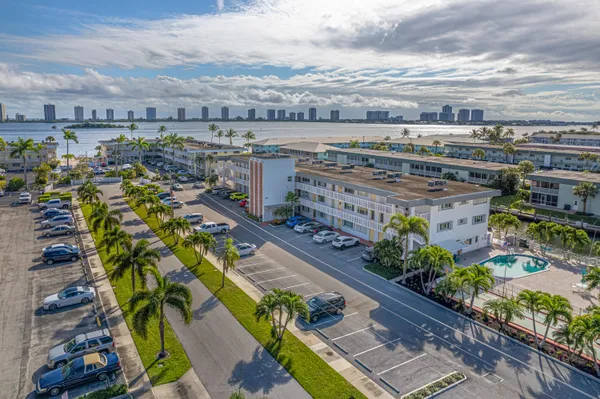 $219,600 | 112 Doolen Court, Unit 302, North Palm Beach, FL 33408