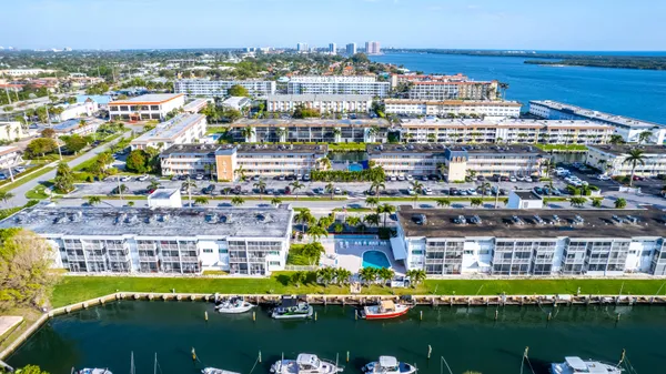 $219,600 | 112 Doolen Court, Unit 302, North Palm Beach, FL 33408
