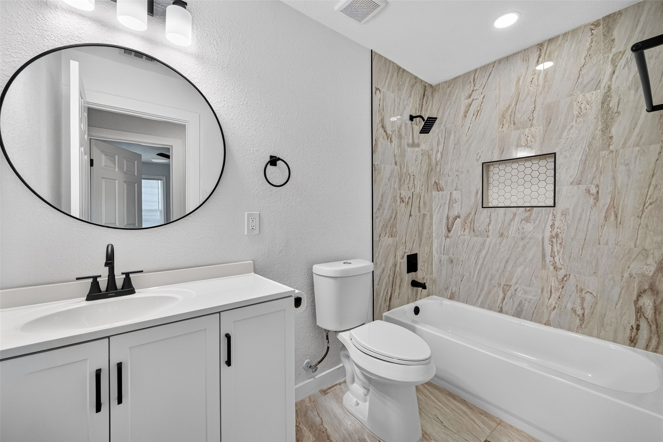 3923 Alberta Street Houston, TX 77021 - Photo 18 of 21 Hall bathroom