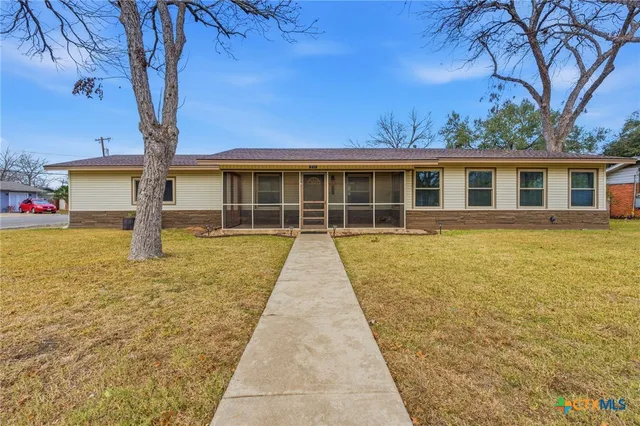 $409,000 | 811 Nixon Street, Lockhart, TX 78644