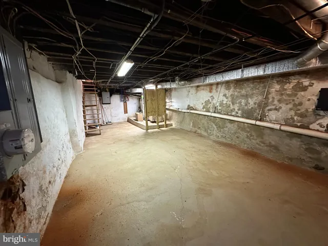 a view of a garage with wooden roof
