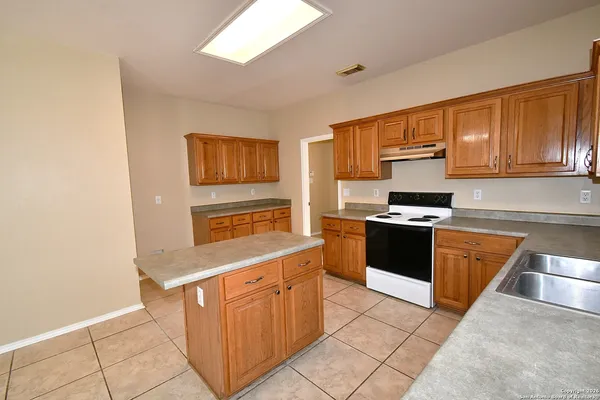 $2,000 | 8834 Ridgefront, San Antonio, TX 78250