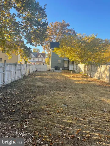 a view of a yard with a house