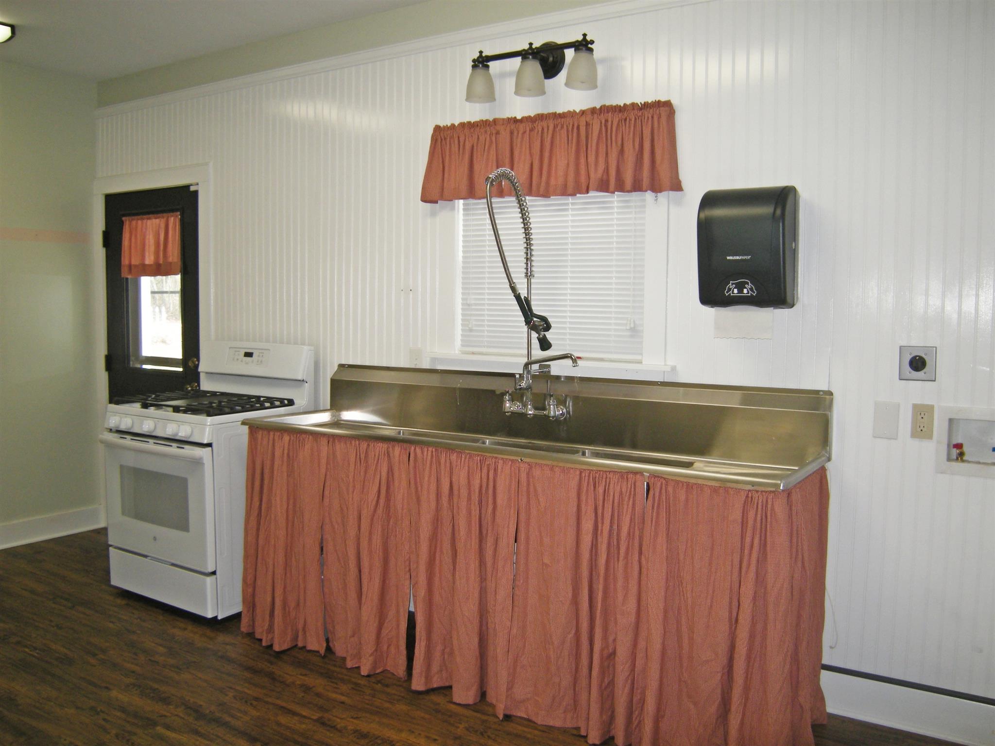 2798 Eugene Reed Road Woodbury, TN 37190 - Photo 17 of 25 Gas range and multiple sinks for preparing all of your organic garden goodies.