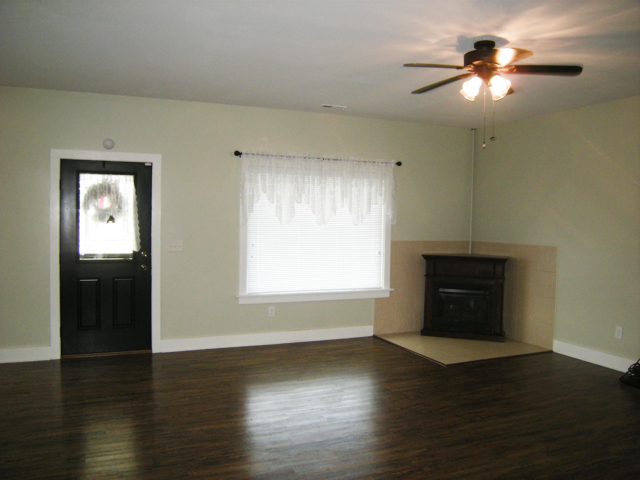 2798 Eugene Reed Road Woodbury, TN 37190 - Photo 4 of 25 Large, spacious rooms throughout. The immaculate interior is move-in ready. Laminate wood-like flooring in every room.