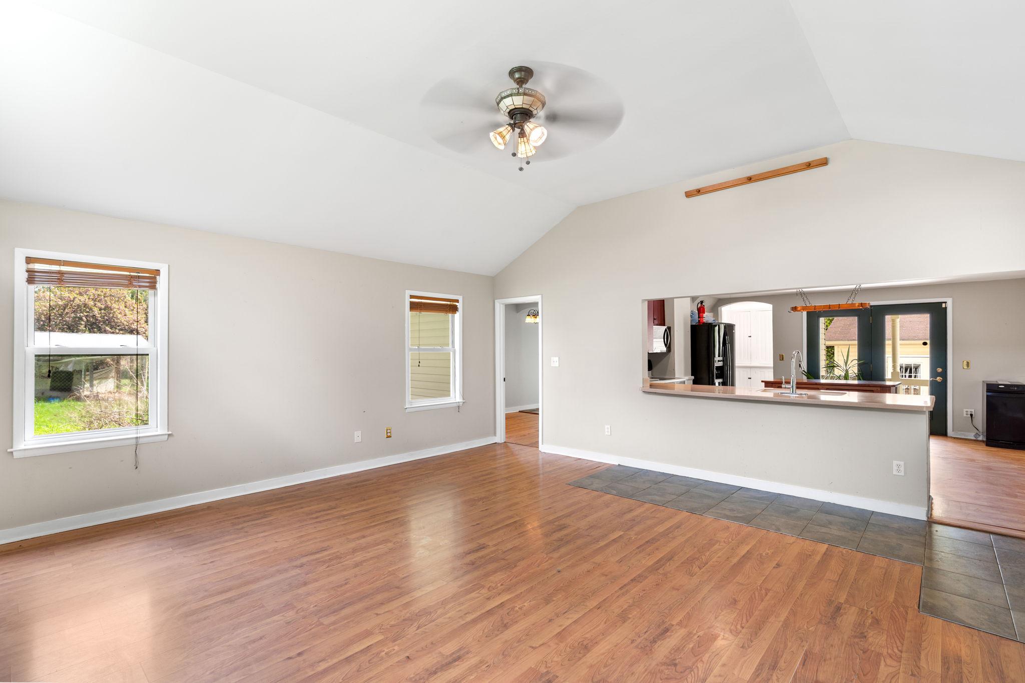 5002 Burkittsville Road Jefferson, MD 21755 - Photo 8 of 40 Family room with Breakfast bar
