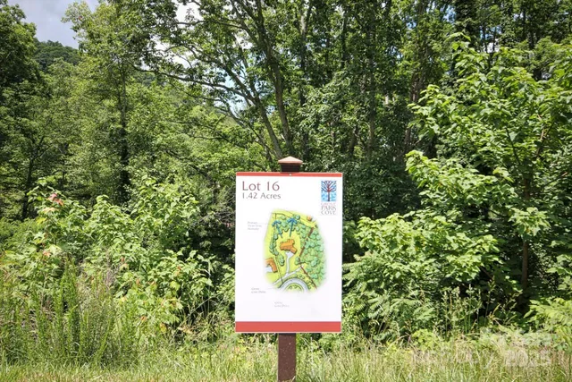 a sign that is sitting on a brick wall