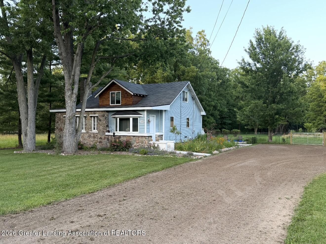 5429 South Waverly Road Lansing, MI 48911 - Photo 2 of 40 IMG_1403