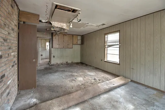 a view of empty room with a ceiling fan