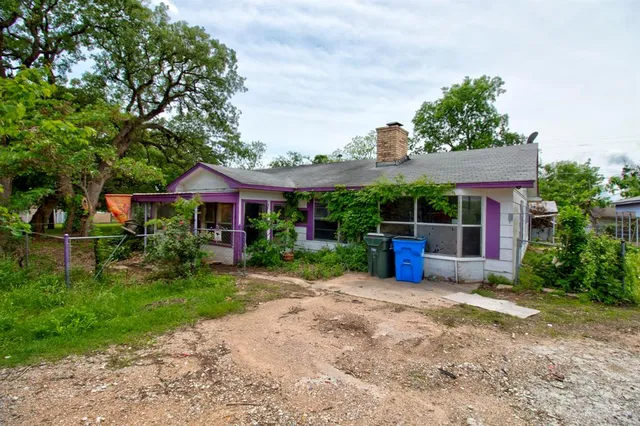 a view of house with a yard