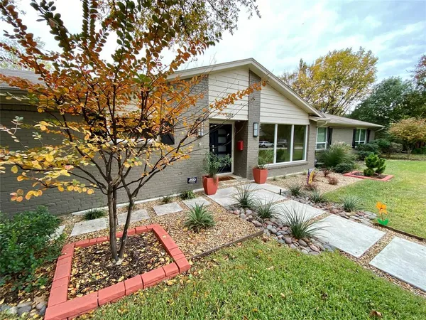 a view of a house with backyard
