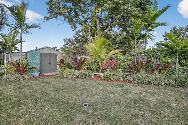 a view of a backyard