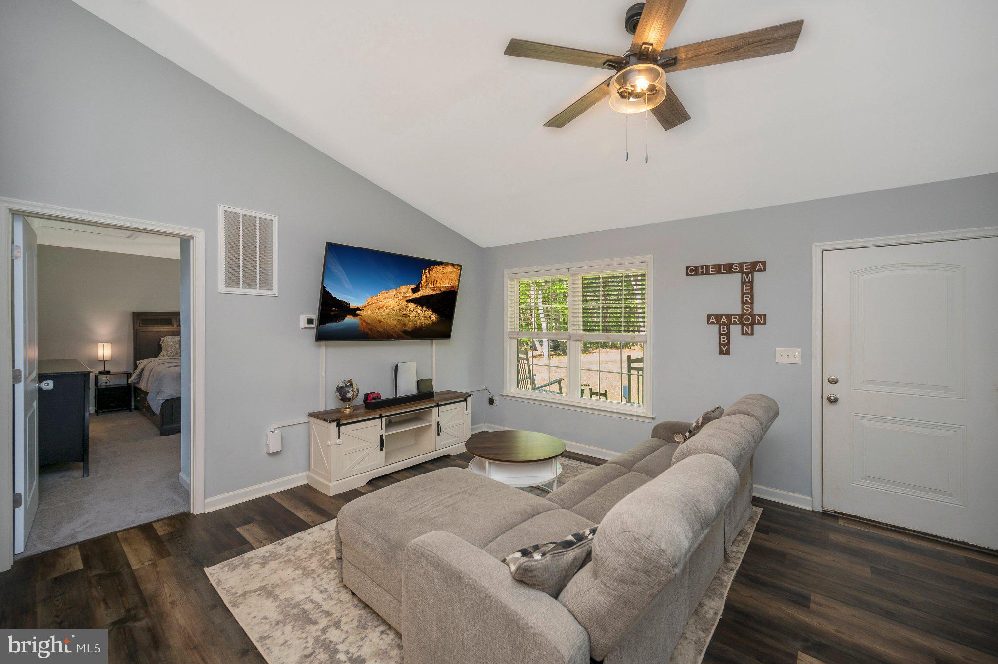28282 Tatum Road Unionville, VA 22567 - Photo 8 of 52 Modern living space with natural light.