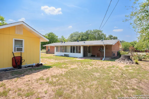 $1,800 | 221 Windcrest Drive, Windcrest, TX 78239