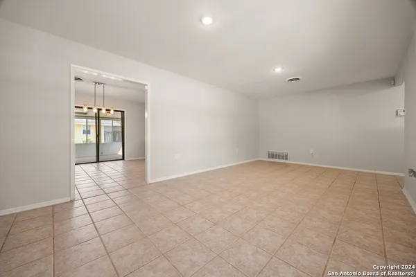 $1,800 | 221 Windcrest Drive, Windcrest, TX 78239