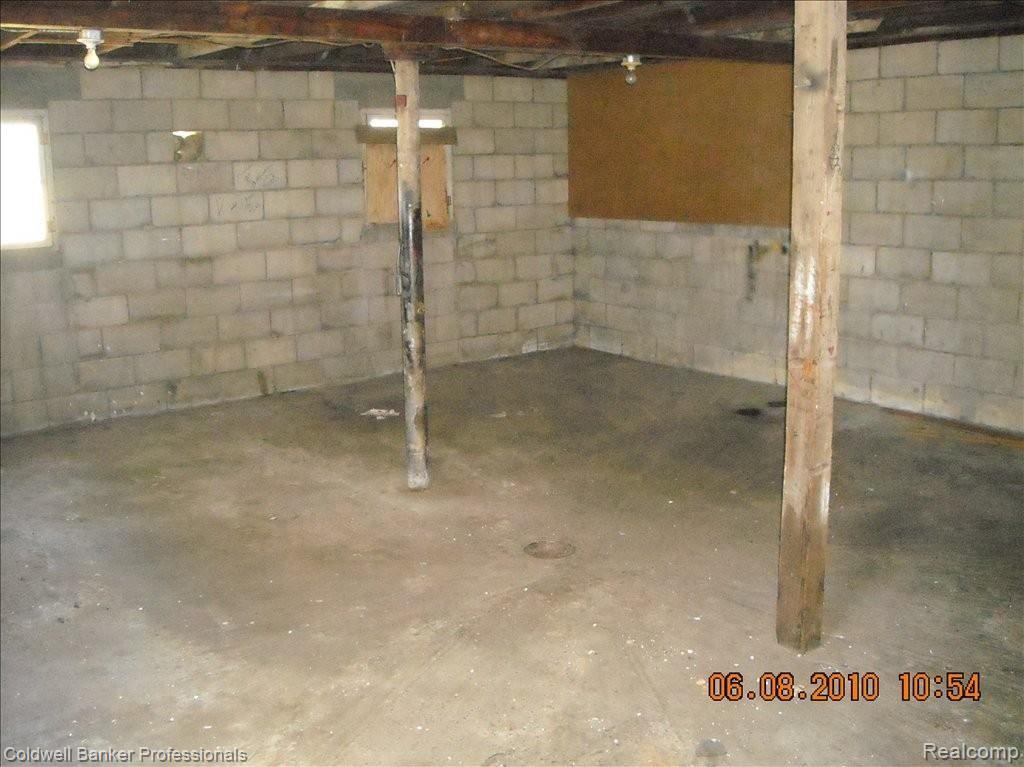 2417 East Burnside Road North Branch, MI 48461 - Photo 20 of 21 Garage W. Side