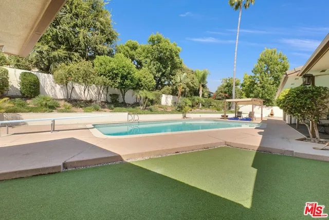 a view of a backyard