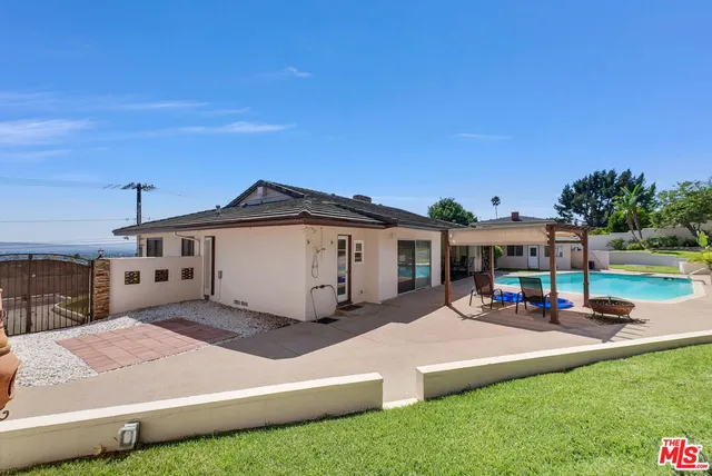 a view of a house with a big yard