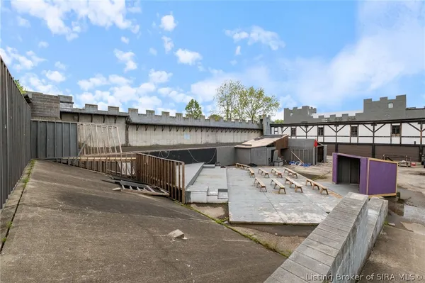 $899,900 | 6900 Dave Carr Road, Charlestown, IN 47111