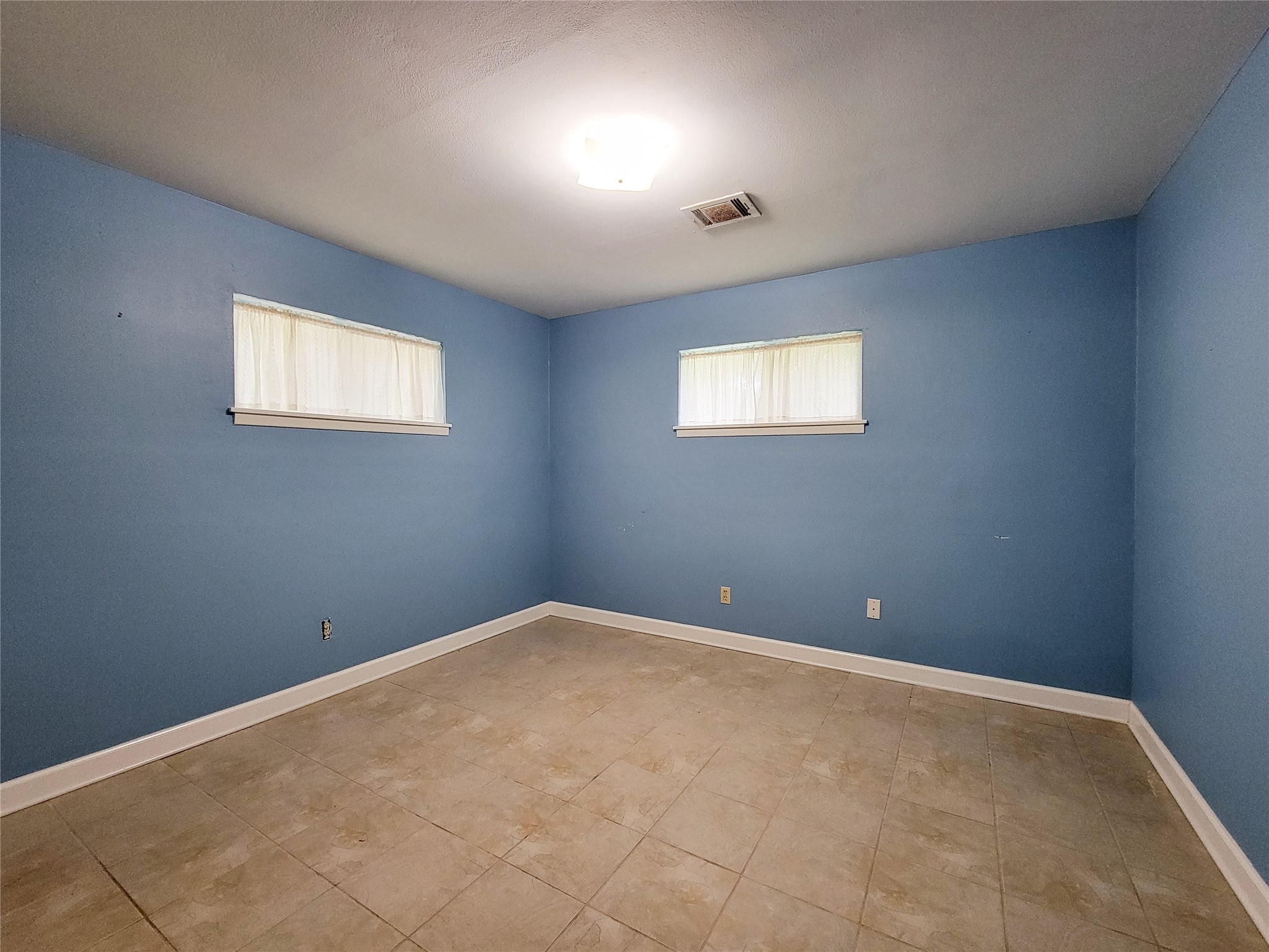 12119 Beverly Drive Houston, TX 77065 - Photo 23 of 32 an empty room with windows and window
