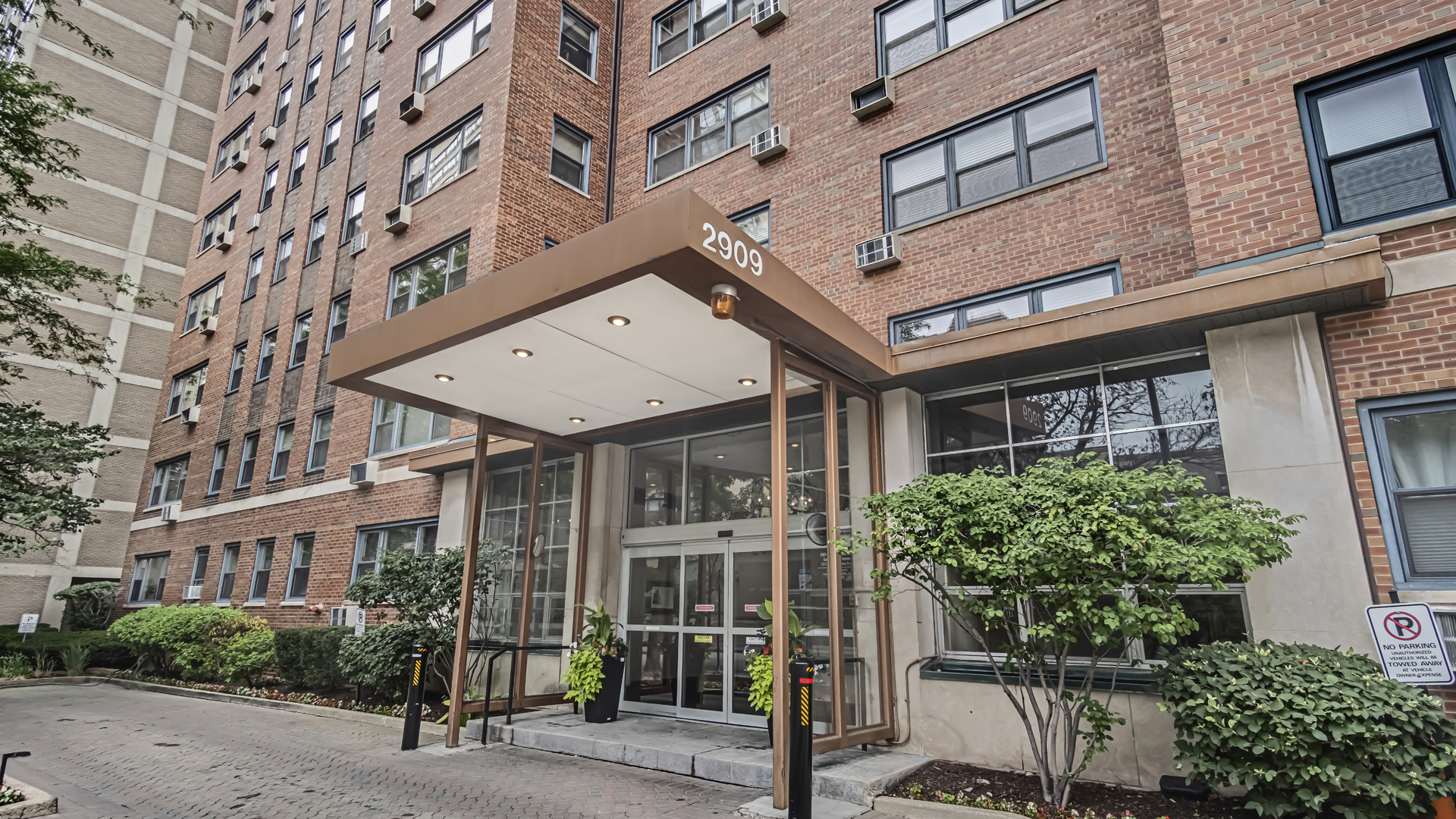 2909 North Sheridan Road, Unit 1701 Chicago, IL 60657 - Photo 2 of 16 a front view of a building