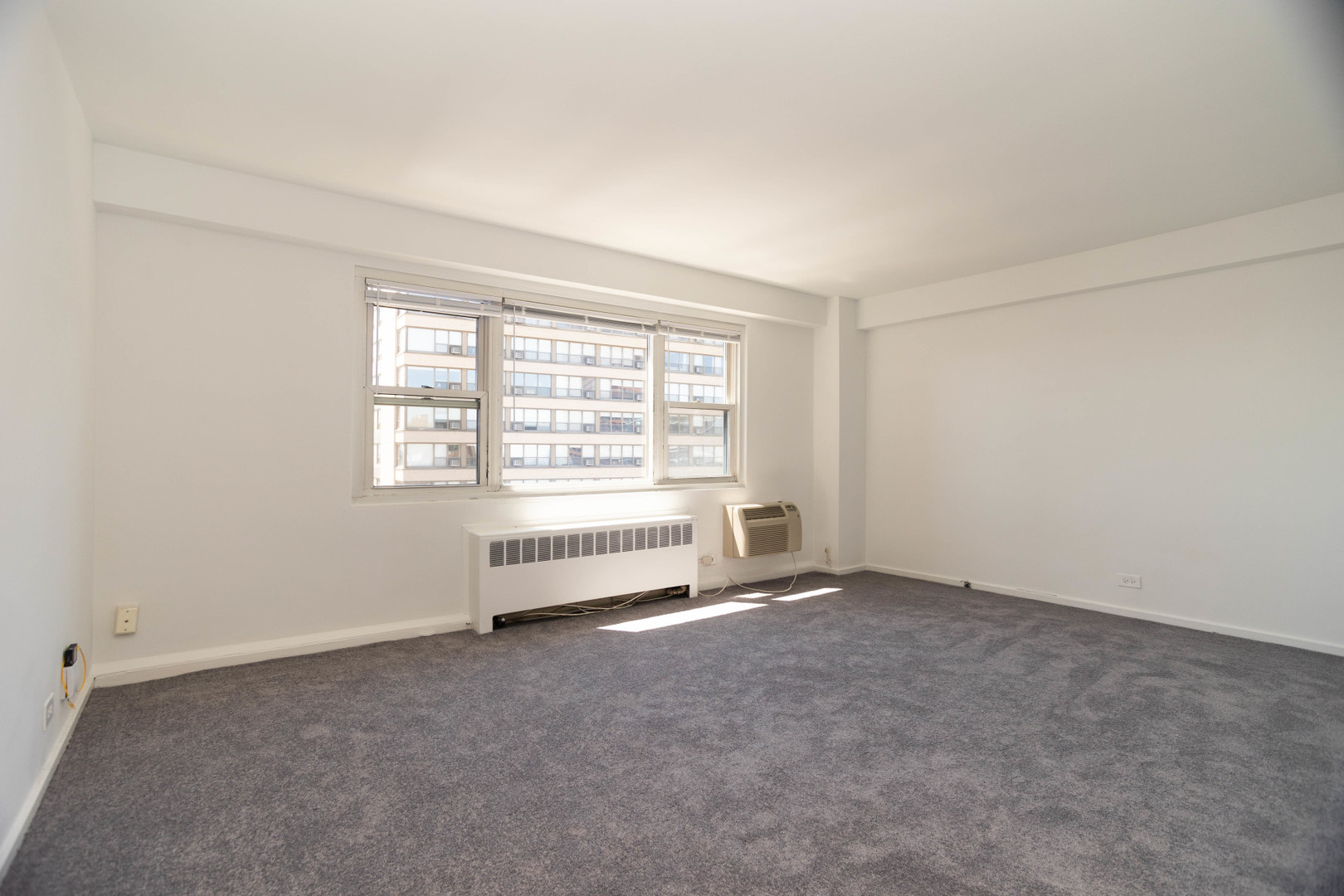 2909 North Sheridan Road, Unit 1701 Chicago, IL 60657 - Photo 7 of 16 an empty room with a window