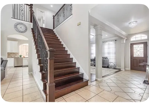 a view of entryway with furniture