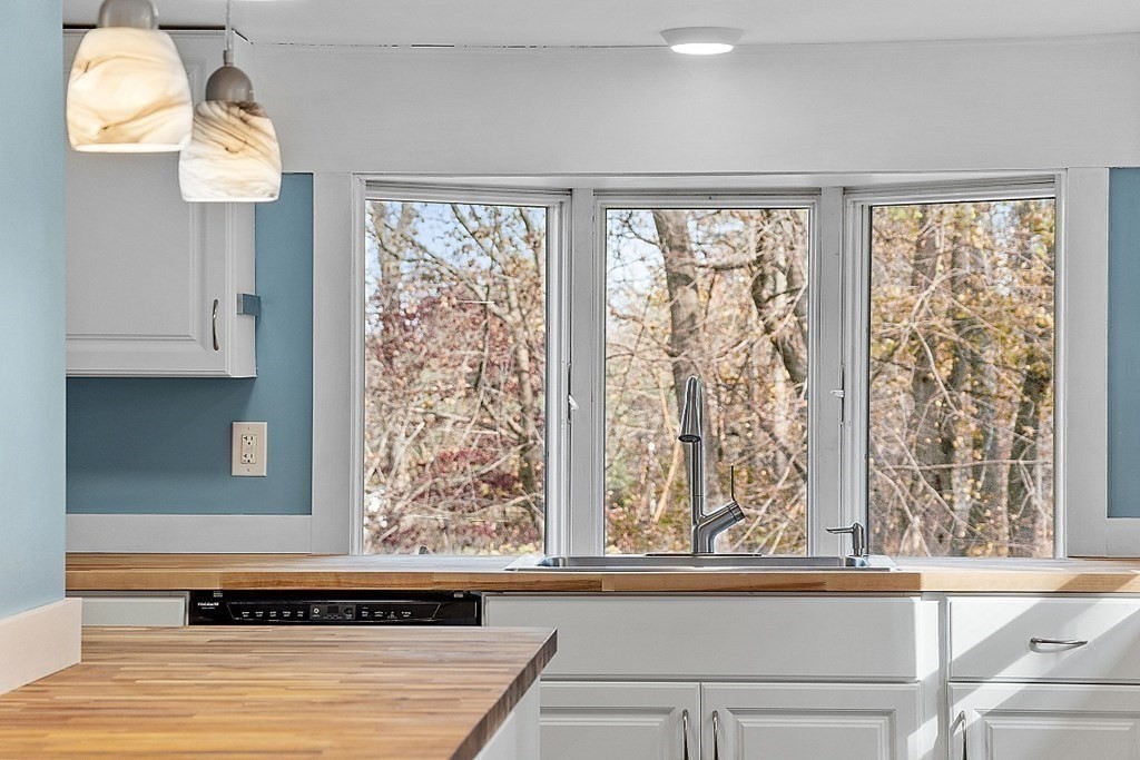 91 Gilchrest Street Lunenburg, MA 01462 - Photo 21 of 38 a view of a living room and window