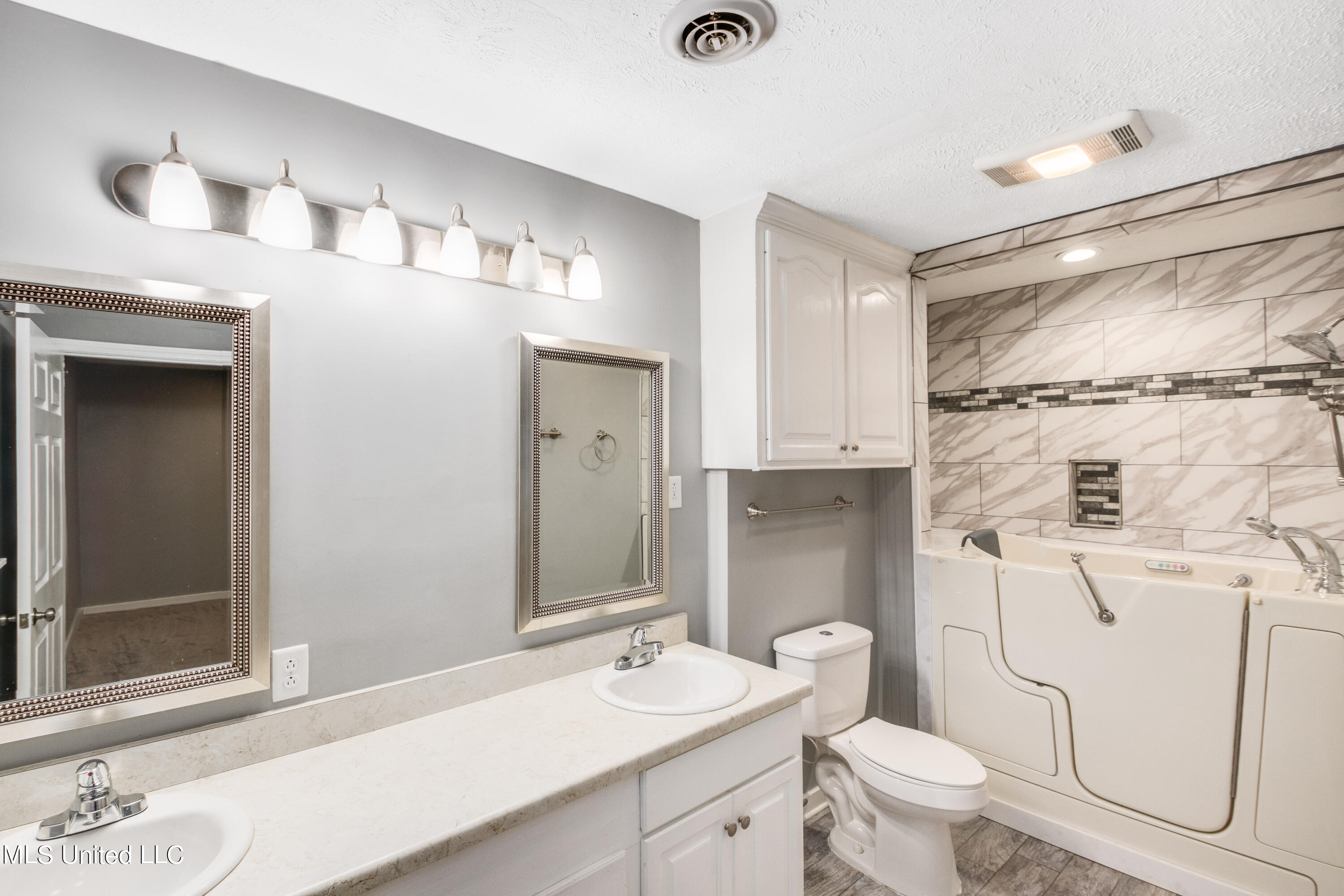 5812 Kings Place Jackson, MS 39211 - Photo 20 of 28 Master Bathroom