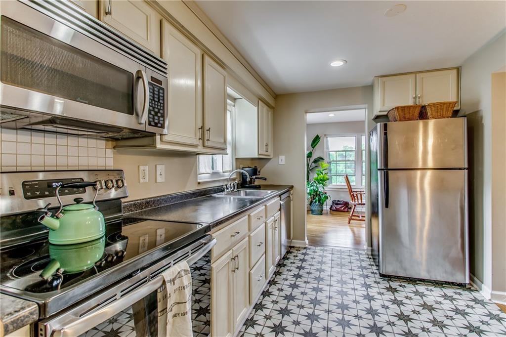 434 Old Farm Road Pittsburgh, PA 15228 - Photo 5 of 24