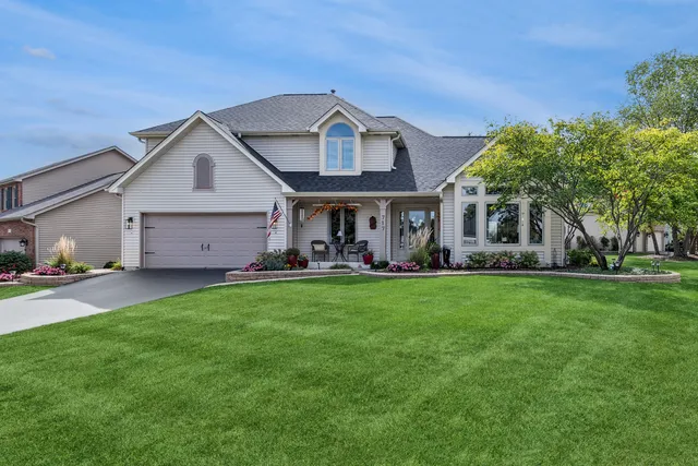 $570,000 | 717 Clarendon Lane, Aurora, IL 60504