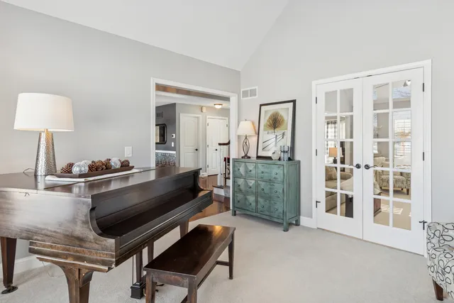 $570,000 | 717 Clarendon Lane, Aurora, IL 60504