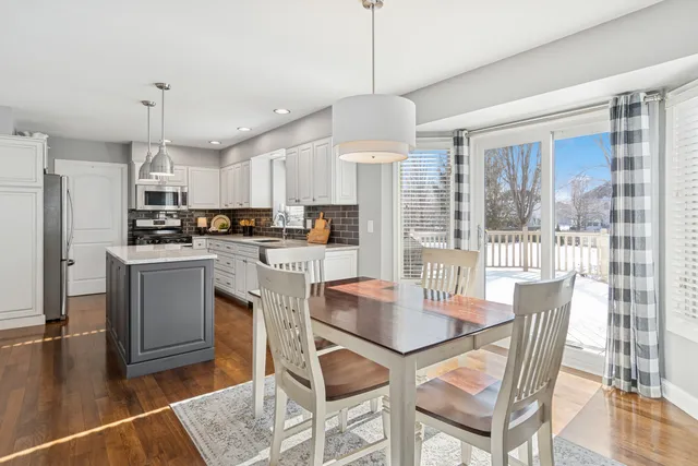 $570,000 | 717 Clarendon Lane, Aurora, IL 60504