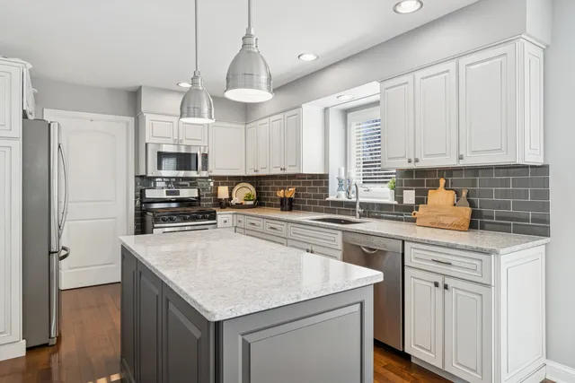 $570,000 | 717 Clarendon Lane, Aurora, IL 60504